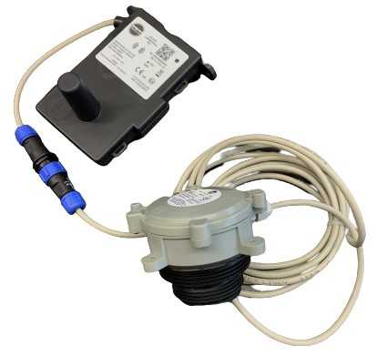 Abb. 3: Ultraschallsensor. Der Ultraschallkopf (hellgrau) ist mit einem Verbindungskabel mit dem Funkmodul (schwarz) verbunden. | Foto: Kanal-Netz GmbH Abb. 3: Ultraschallsensor. Der Ultraschallkopf (hellgrau) ist mit einem Verbindungskabel mit dem Funkmodul (schwarz) verbunden. | Foto: Kanal-Netz GmbH