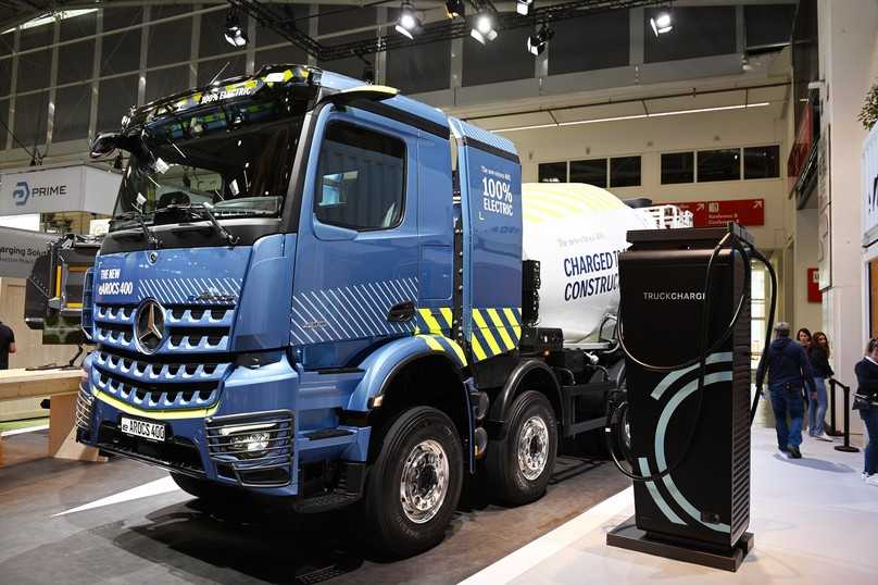 Weltpremiere auf der bauma: Mercedes eArocs 400 8x4-Fahrmischer | Foto: QUATEX Weltpremiere auf der bauma: Mercedes eArocs 400 8x4-Fahrmischer | Foto: QUATEX