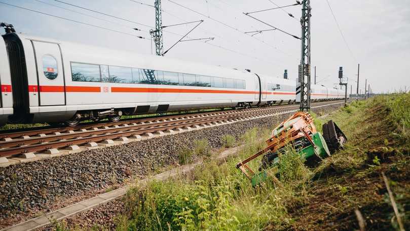 Funkraupen-Einsatz der Firma Janssen bei der jährlichen Pflege an Bahnstrecken. | Foto: Janssen Funkraupen-Einsatz der Firma Janssen bei der jährlichen Pflege an Bahnstrecken. | Foto: Janssen