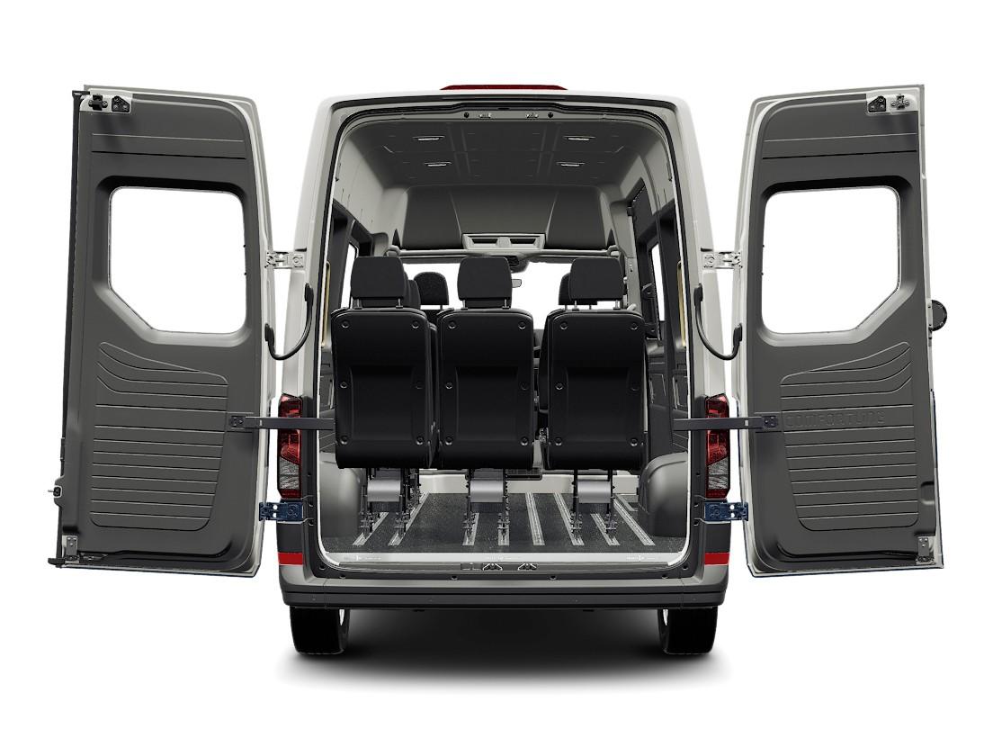 Der Frachtraum im Crafter Kombi fällt beim Fokus auf den Personentransport eher klein aus. | Foto: Volkswagen Nutzfahrzeuge