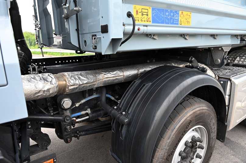 Wie eine Schlange windet sich das dicke Abgasrohr vom Motor zur SCR-Box zwischen den Vorder- und Hinterachsen. | Foto: QUATEX Wie eine Schlange windet sich das dicke Abgasrohr vom Motor zur SCR-Box zwischen den Vorder- und Hinterachsen. | Foto: QUATEX