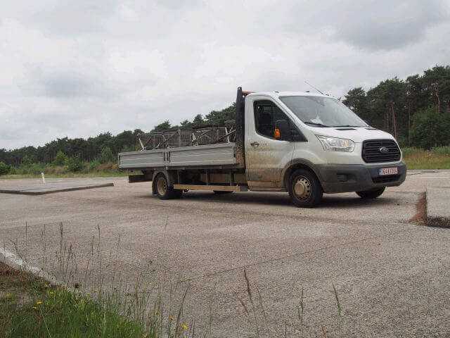 Überlastreserven im Test: Die lange Pritsche ist bis Anschlag beladen.