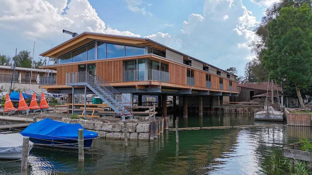 Bauprojekt Chiemsee Yachtclub: Neue Wasserhalle schwebt über dem Hafenbecken Bauprojekt Chiemsee Yachtclub: Neue Wasserhalle schwebt über dem Hafenbecken