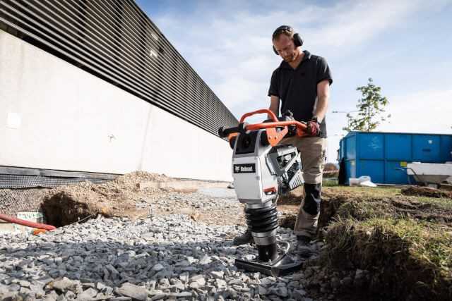 Verdichtungstechnik in Bobcat-Farben? Durch eine Kooperation mit Ammann kann Bobcat erstmals auch handgeführte Verdichtungsgeräte wie den Stampfer R60 in sein Programm aufnehmen. Verdichtungstechnik in Bobcat-Farben? Durch eine Kooperation mit Ammann kann Bobcat erstmals auch handgeführte Verdichtungsgeräte wie den Stampfer R60 in sein Programm aufnehmen.