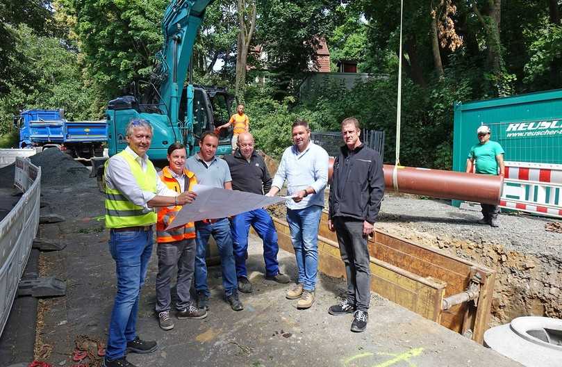 Besprechung vor Ort auf der Baustelle (v.r.): Mario Schneider (ZOV), Bauleiter Florian Michel und Polier Moise Diehl (Reuscher Tiefbau), Felix Zörner (Stadt Nidda), Planer Denis Berdajs (Ingenieurbüro Lang-Rau) und Martin Ritting (Funke Kunststoffe) | Foto: Funke Kunststoffe GmbH Besprechung vor Ort auf der Baustelle (v.r.): Mario Schneider (ZOV), Bauleiter Florian Michel und Polier Moise Diehl (Reuscher Tiefbau), Felix Zörner (Stadt Nidda), Planer Denis Berdajs (Ingenieurbüro Lang-Rau) und Martin Ritting (Funke Kunststoffe) | Foto: Funke Kunststoffe GmbH