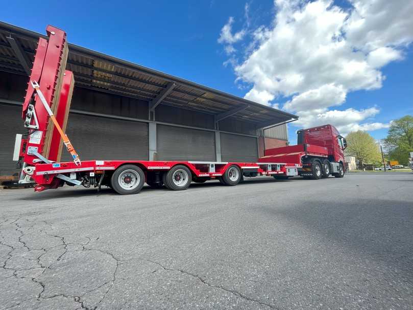 Der Satteltieflader SATÜ 24 Smart bietet bis zu 34.600 Kilogramm Nutzlast und verfügt über ein intelligentes Smartboard zur leichteren Bedienung der Rampen. | Foto: Langendorf