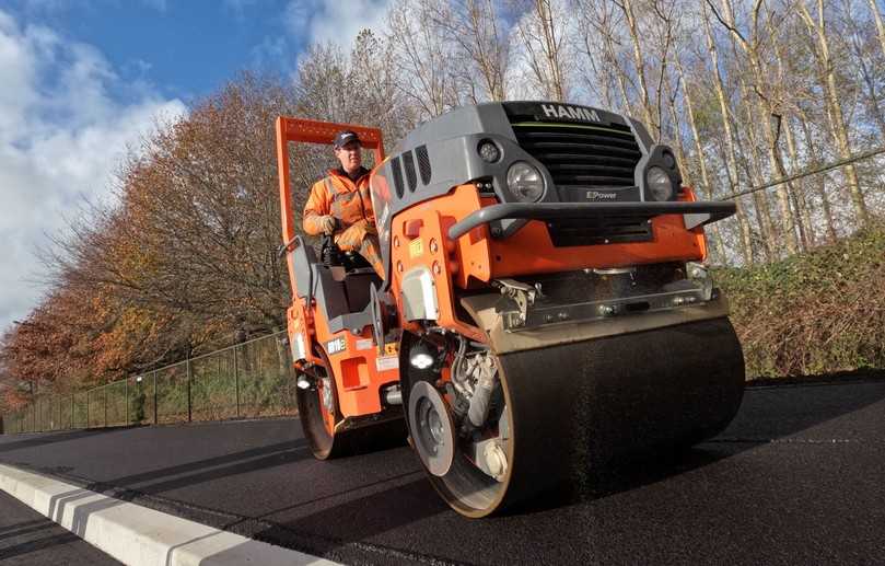 „Die Maschine arbeitet sehr leise und hat trotzdem eine hohe Verdichtungskraft, ich habe keinen Unterschied gemerkt. Gut ist auch, dass die Bedienung genauso erfolgt wie bei der Dieselmaschine, ich konnte sofort wie gewohnt losfahren. Das Fahr- und Lenkverhalten hat mir ebenso sehr gefallen“, erklärt Vincent van Tiul, Walzenfahrer beim Einsatz im niederländischen Mijdrecht. | Foto: Wirtgen Group „Die Maschine arbeitet sehr leise und hat trotzdem eine hohe Verdichtungskraft, ich habe keinen Unterschied gemerkt. Gut ist auch, dass die Bedienung genauso erfolgt wie bei der Dieselmaschine, ich konnte sofort wie gewohnt losfahren. Das Fahr- und Lenkverhalten hat mir ebenso sehr gefallen“, erklärt Vincent van Tiul, Walzenfahrer beim Einsatz im niederländischen Mijdrecht. | Foto: Wirtgen Group