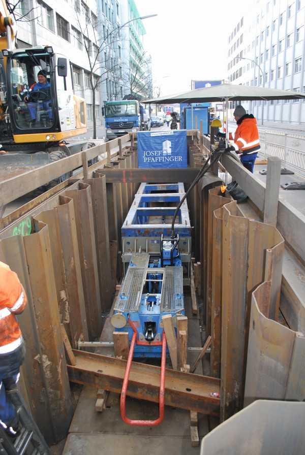 Die Zuglafette in der Zielbaugrube mit einer maximalen Zugkraft von 250 Tonnen.