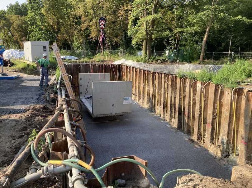 Einbau der großen Zisterne mit 129 m³ Volumen: Ein Stahlbetonteil wird in die Baugrube herabgelassen. | Foto: Mall