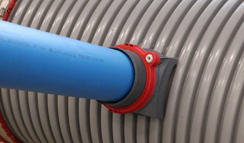 Auch die seitliche Einbindung einer Hausanschlussleitung an ein profiliertes Rohr – wie hier an das DWCor 3000-Rohr von Funke – lässt sich mit dem VPS Turbo DN/OD 160 schnell realisieren. | Foto: Funke Kunststoffe GmbH