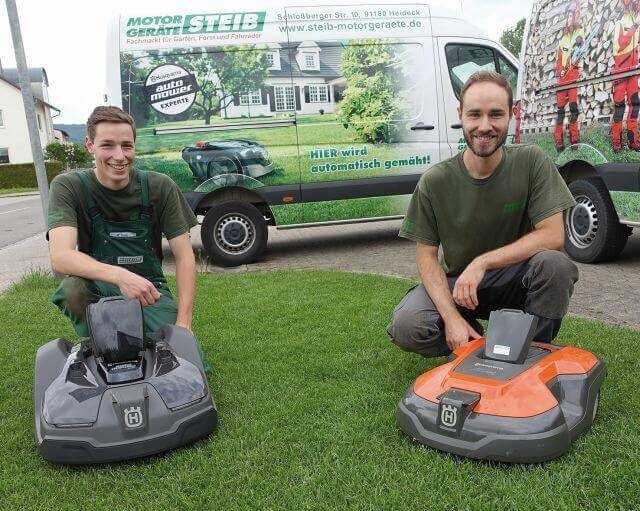 Maxi (li.) und Christopher Steib von Steib Motorgeräte aus Heideck sind mit Mährobotern groß geworden.