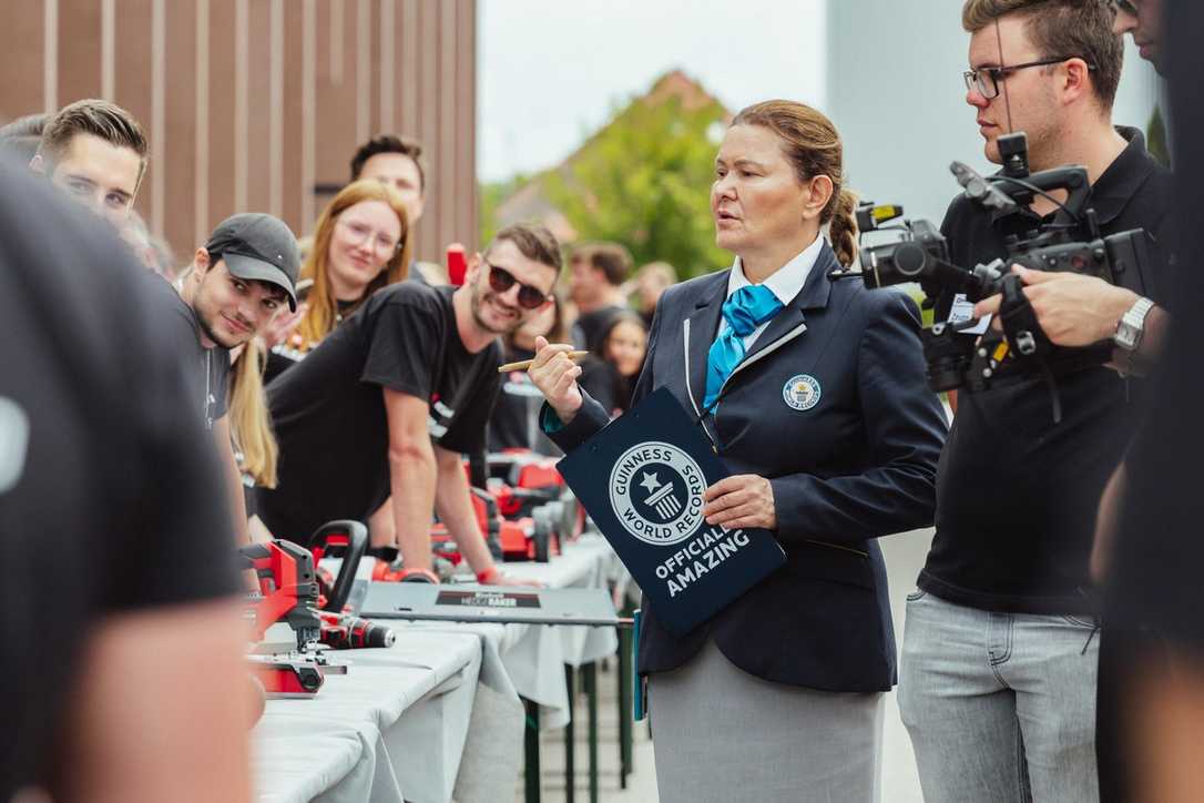 Profis und Heimwerker aufgepasst: Einhell stellt Guinness-Weltrekord mit Akku auf Profis und Heimwerker aufgepasst: Einhell stellt Guinness-Weltrekord mit Akku auf