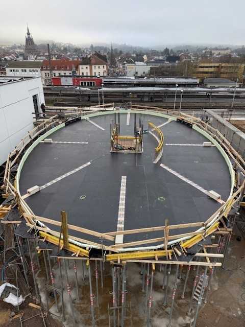 Die Deckenschalung ist plan mit der Oberkante des Dämmkörpers. Sconnex W sorgt für die effiziente, thermische Trennung der Gebäudehülle von den Außenbauteilen. | Foto: Kloos-Bau GmbH/Rodens