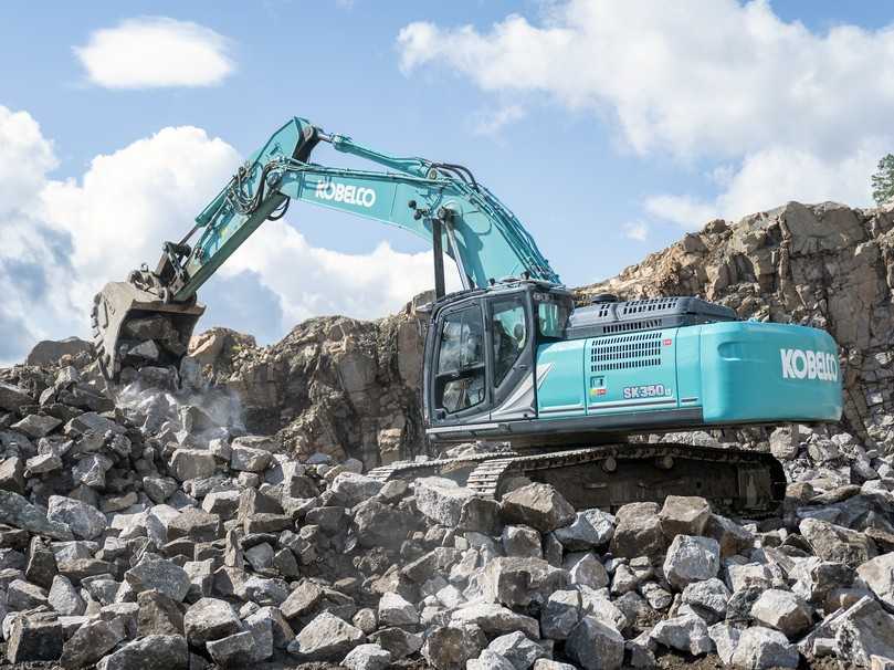 Als Allrounder für kleine bis mittlere Gewinnungsbetriebe mit angeschlossener Verwertungsschiene platziert sich der Kobelco SK350(N)LC-11E. | Foto: Kobelco Als Allrounder für kleine bis mittlere Gewinnungsbetriebe mit angeschlossener Verwertungsschiene platziert sich der Kobelco SK350(N)LC-11E. | Foto: Kobelco