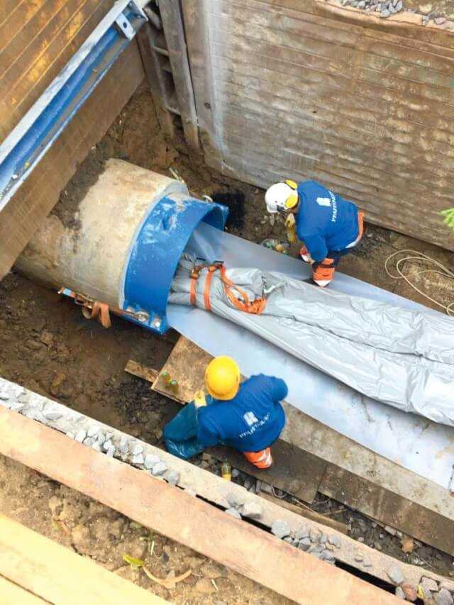 In den Baugruben wurde als Verlängerung der Rohrleitung eine Kalibrierhülse installiert. Sie diente als Außenschalung für den Liner und sorgte für ein definiertes Außenmaß und die Rundheit des Liners. In den Baugruben wurde als Verlängerung der Rohrleitung eine Kalibrierhülse installiert. Sie diente als Außenschalung für den Liner und sorgte für ein definiertes Außenmaß und die Rundheit des Liners.
