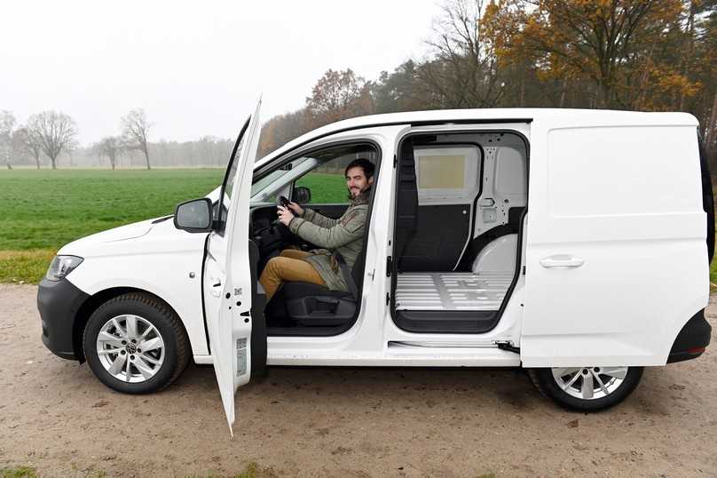 Der Fahrerplatz ist top. Selbst Riesen finden genügend Platz. Auf Wunsch liefert VW die Schiebtür zusätzlich auch links. | Foto: Foto: B_I/Hausmann Der Fahrerplatz ist top. Selbst Riesen finden genügend Platz. Auf Wunsch liefert VW die Schiebtür zusätzlich auch links. | Foto: Foto: B_I/Hausmann