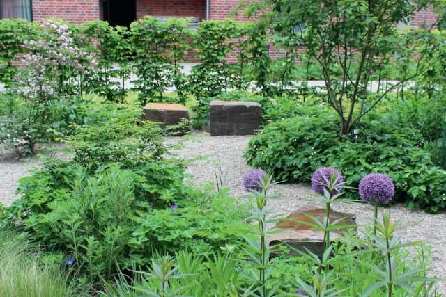 Statt architektonischer Designelemente und versiegelter Flächen ist ein großes Pflanzenzimmer entstanden, das durch die vorhandene Buchenhecke gerahmt wird. Statt architektonischer Designelemente und versiegelter Flächen ist ein großes Pflanzenzimmer entstanden, das durch die vorhandene Buchenhecke gerahmt wird.