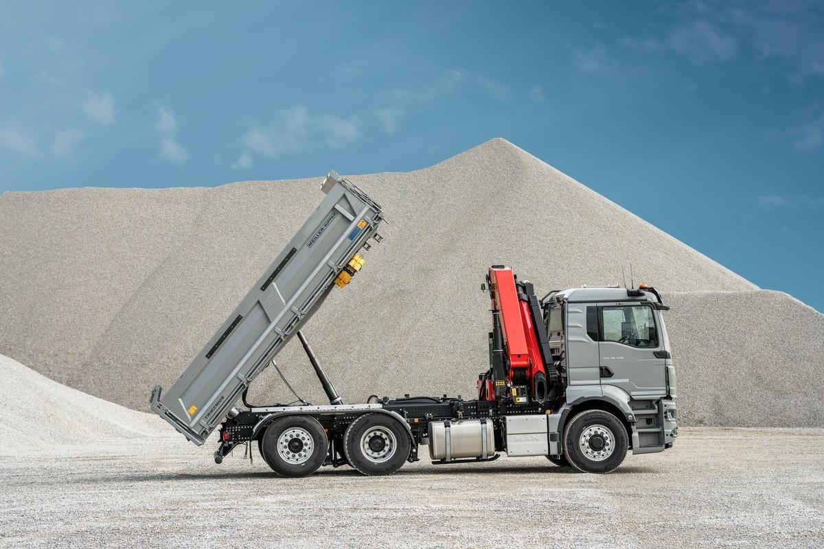 Der Trigenius D212-Krankipper auf dreiachsigem MAN TGS 26.520-Fahrgestell ist flexibel einsetzbar. | Foto: Meiller Der Trigenius D212-Krankipper auf dreiachsigem MAN TGS 26.520-Fahrgestell ist flexibel einsetzbar. | Foto: Meiller