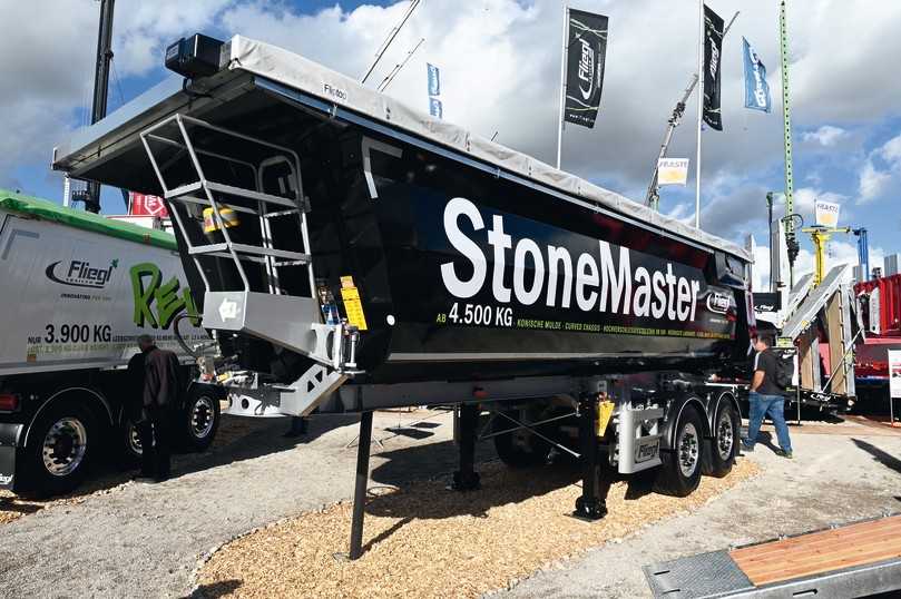 Für die Kippsattel wie den Stonemaster hat Fliegl eine neues, klappbares Aufstiegspodest entwickelt. | Foto: QUATEX Für die Kippsattel wie den Stonemaster hat Fliegl eine neues, klappbares Aufstiegspodest entwickelt. | Foto: QUATEX