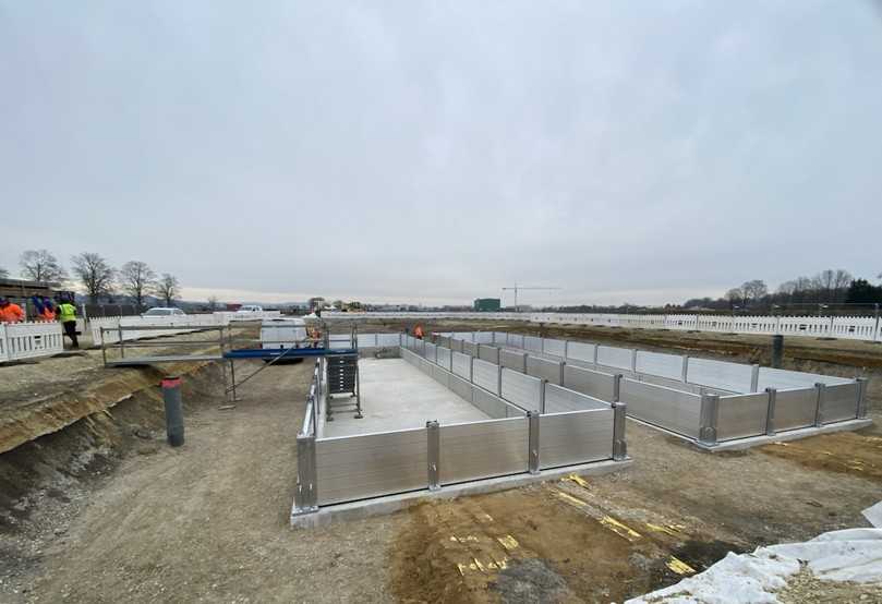 Die eingezogenen Dammbalken aus Alu bieten einen guten Schutz gegen Hochwasser. | Foto: Fahrner Bauunternehmung GmbH