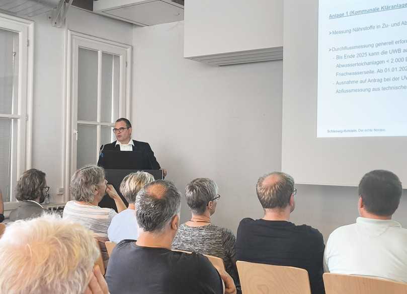 Olav Kohlhase vom Ministerium für Energiewende, Klimaschutz, Umwelt und Natur des Landes Schleswig-Holstein referierte über die Anpassung der SüVO. | Foto: B_I/Valdix Olav Kohlhase vom Ministerium für Energiewende, Klimaschutz, Umwelt und Natur des Landes Schleswig-Holstein referierte über die Anpassung der SüVO. | Foto: B_I/Valdix
