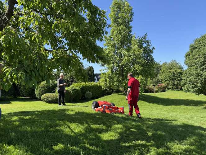 Großflächenpflege mit Akku: Funkgesteuertes Mähwerk schafft 4.000 Quadratmeter