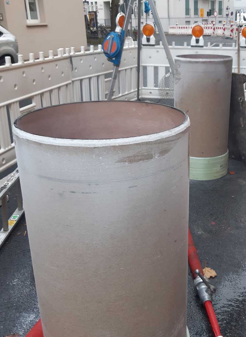 Glasfaserverstärkte Kunststoffrohre bieten eine langlebige und korrosionsbeständige Lösung, deren glatte Oberfläche den Wasserabfluss optimiert und die hydraulischen Anforderungen trotz des kleinen Durchmessers erfüllt. | Foto: Sanierungstechnik Dommel