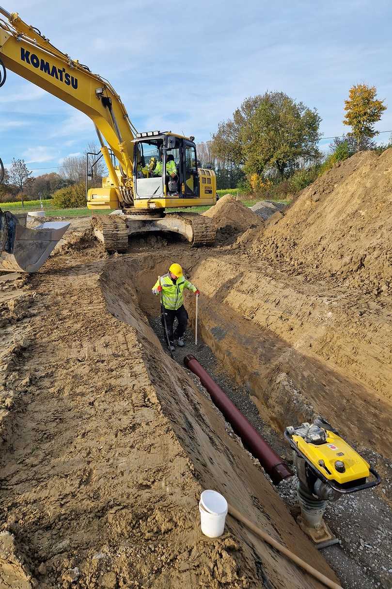 Die Mitarbeiter der bauausführenden Redeker Tiefbau GmbH kommen auf der Baustelle dank der einfachen Handhabung des HS-Kanalrohrsystems gut voran. | Foto: Funke Kunststoffe