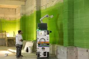 Große und kleine Bauroboter übernehmen Malerarbeiten