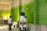 Große und kleine Bauroboter übernehmen Malerarbeiten