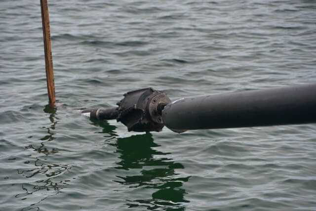 Mit dem Rückzug des Backreamers wird das neue Rohr eingezogen.