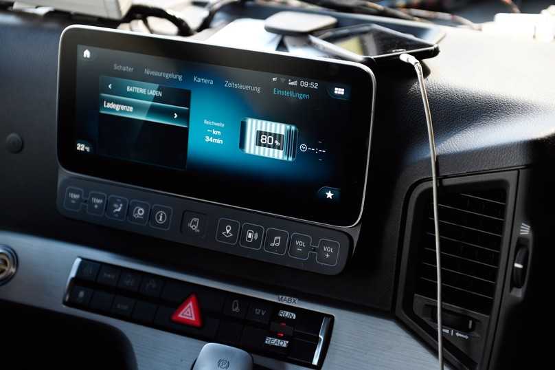 Über Ladezustand und Reichweite informiert das Sekundärdisplay in der Mitte des Armaturenbretts. | Foto: QUATEX Über Ladezustand und Reichweite informiert das Sekundärdisplay in der Mitte des Armaturenbretts. | Foto: QUATEX