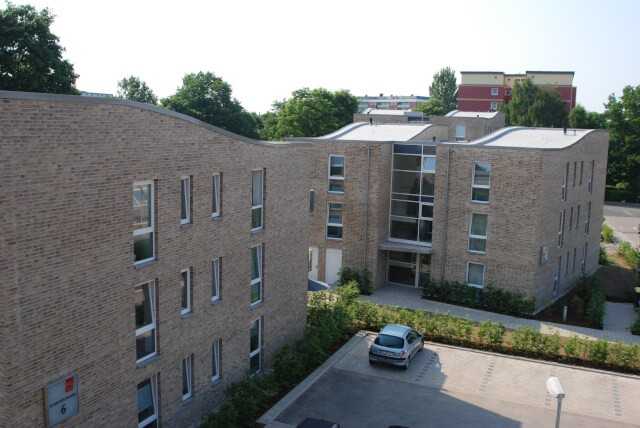 Die Wellenform der Dächer bei den „Sieben Moislingen“ ist nicht nur ein architektonischer Akzent, sondern verweist auch auf die nahegelegene Trave.