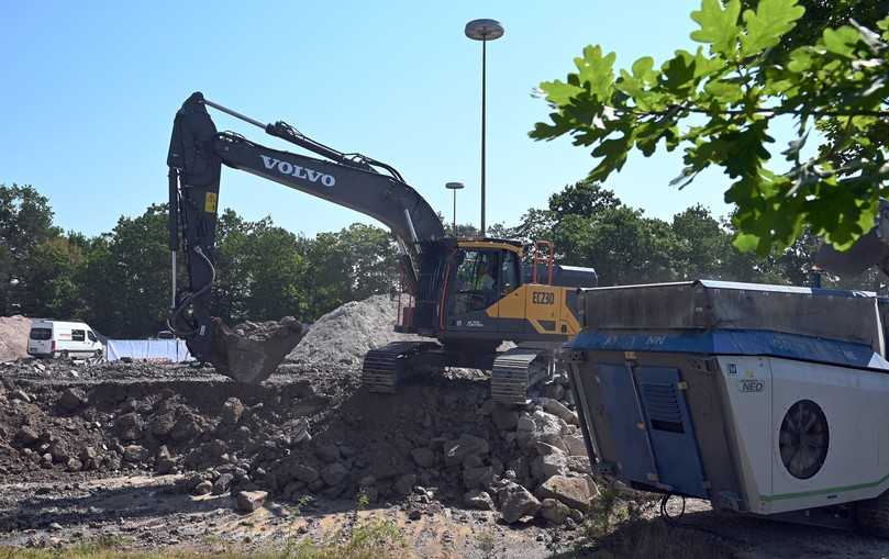 Der kraftvolle Volvo EC230 Electric-Raupenbagger beschickt den Kleemann Elektro-Brecheranlage mit Restbeton. | Foto: QUATEX
