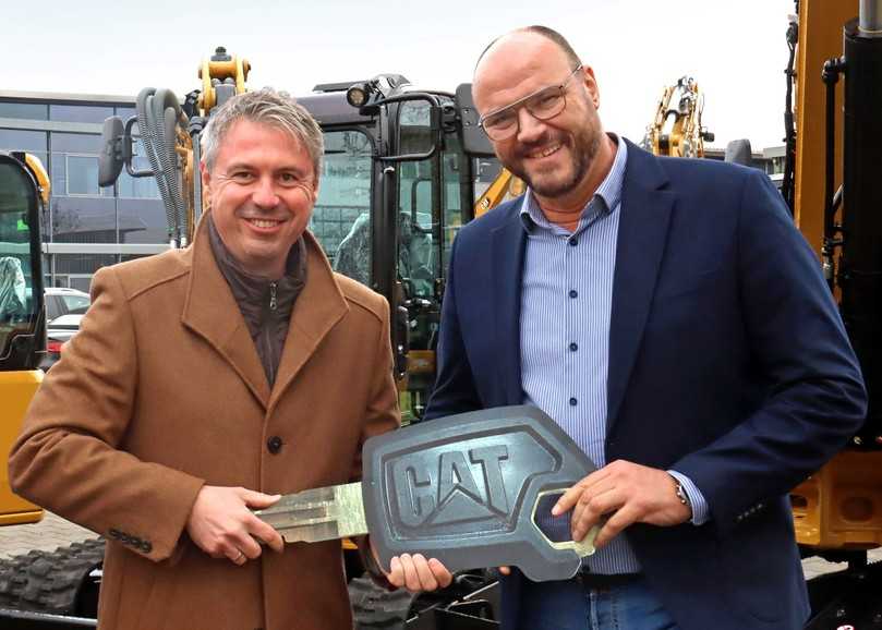 Symbolische Schlüsselübergabe: Stefan Besendorfer (links) und Gzim Krasniqi. | Foto: Zeppelin Symbolische Schlüsselübergabe: Stefan Besendorfer (links) und Gzim Krasniqi. | Foto: Zeppelin