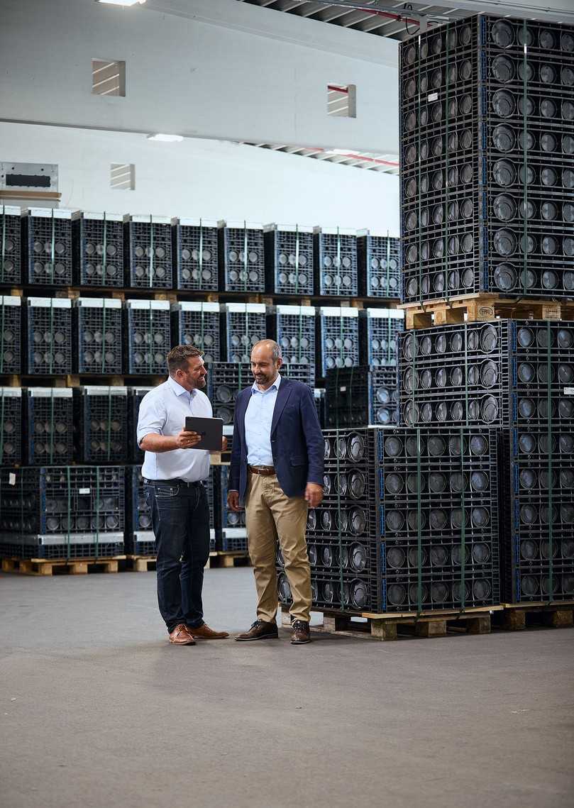 Ludwig Fischer und Dieter Mitterer (von links) beim letzten Check: Im Logistikzentrum von Langmatz warten fertig montierte Kunststoffkabelschächte auf die Auslieferung an Kunden weltweit. | Foto: Langmatz