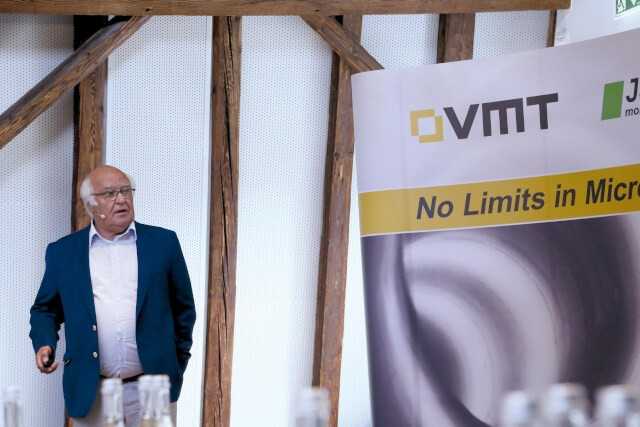 Dr. Martin Herrenknecht eröffnete den 10. Projektdialog mit einer Tunnelbauweltreise. Dr. Martin Herrenknecht eröffnete den 10. Projektdialog mit einer Tunnelbauweltreise.