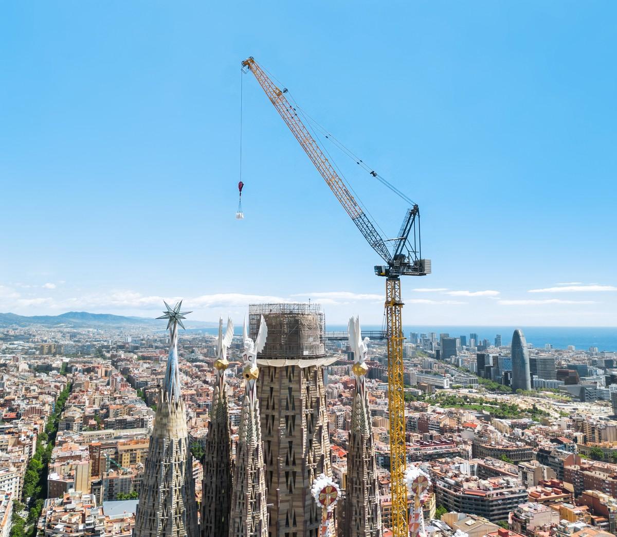 Premiere für den Liebherr 710 HC-L in Spanien: Am Turm des Jesus Christus erreicht er eine Höhe von 172 Metern. | Foto: Liebherr Premiere für den Liebherr 710 HC-L in Spanien: Am Turm des Jesus Christus erreicht er eine Höhe von 172 Metern. | Foto: Liebherr