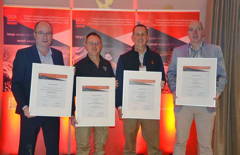 Bereits seit 25 Jahren im DCA: Für die Firmen SST Prof. Dr.-Ing. Stoll & Partner mbH, Vermeer, Ditch Witch - EMEA, und Cebo Holland B.V. nahmen (v.l.) Dietmar Quante, Renzo Chirulli, Bernd Steinmetz und Fred Blosma die Urkunden entgegen. | Foto: B_I/Valdix Bereits seit 25 Jahren im DCA: Für die Firmen SST Prof. Dr.-Ing. Stoll & Partner mbH, Vermeer, Ditch Witch - EMEA, und Cebo Holland B.V. nahmen (v.l.) Dietmar Quante, Renzo Chirulli, Bernd Steinmetz und Fred Blosma die Urkunden entgegen. | Foto: B_I/Valdix