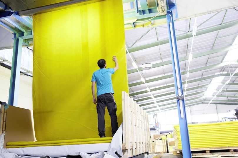 Geprüfte Qualität: Endkontrolle des Impreg-Liners | Foto: Impreg GmbH Geprüfte Qualität: Endkontrolle des Impreg-Liners | Foto: Impreg GmbH