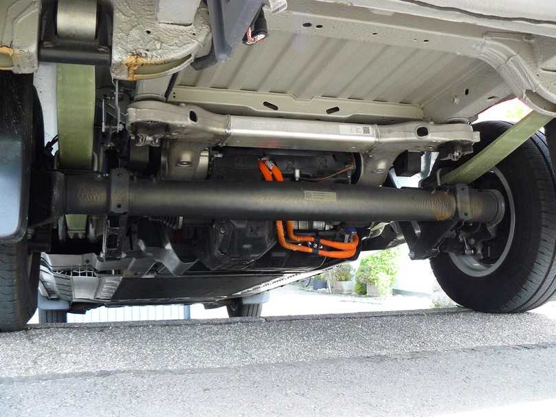 Besonderheiten des eSprinter: Die De-Dion-Hinterachse mit GfK-Blattfedern und Aluminiumträger mit Heckmotor. | Foto: Randolf Unruh Besonderheiten des eSprinter: Die De-Dion-Hinterachse mit GfK-Blattfedern und Aluminiumträger mit Heckmotor. | Foto: Randolf Unruh