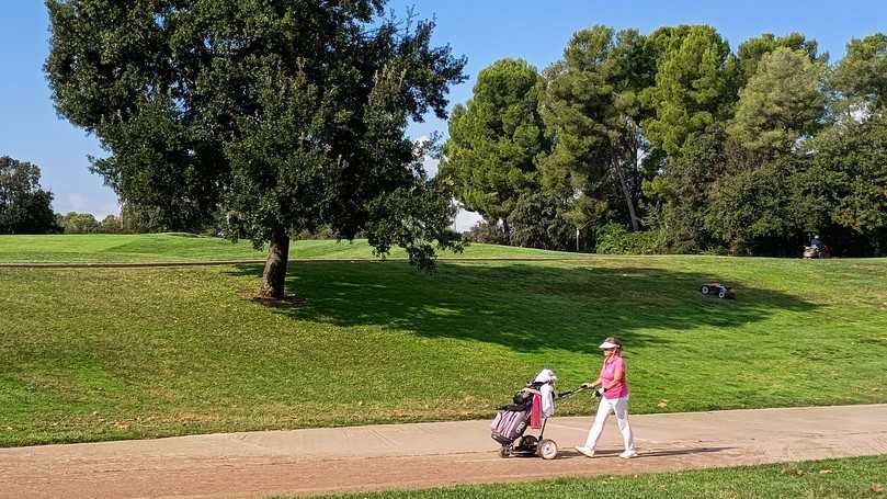 Im feinen Real Club de Golf El Prat nahe Barcelona präsentierte Husqvarna neue Rasenpflegegeräte. | Foto: B_I MEDIEN/Budde Im feinen Real Club de Golf El Prat nahe Barcelona präsentierte Husqvarna neue Rasenpflegegeräte. | Foto: B_I MEDIEN/Budde