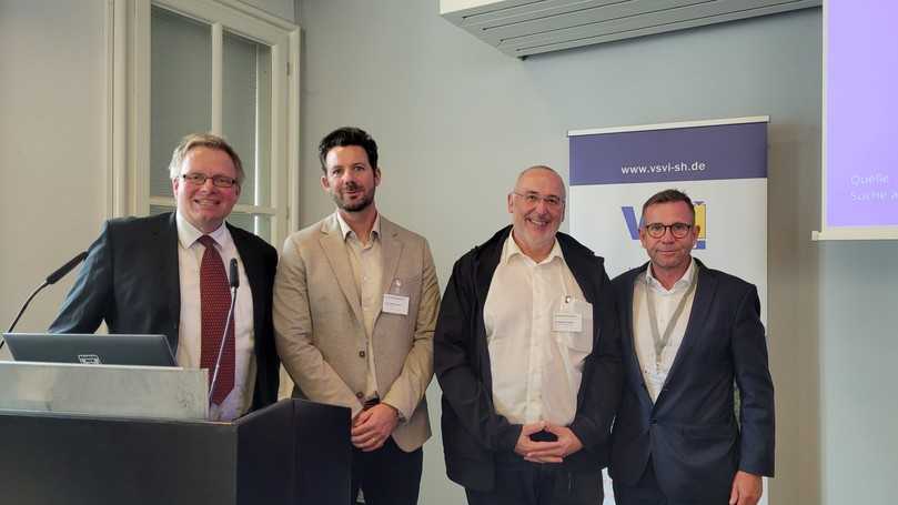 Asphalt-Expertise beim VSVI-Tag 2026: Axel Mühlhausen (Senior Product Manager – Digital Solutions Hamm, 2.v.l.) und Friedhelm Pahlke (Vertriebsleiter Deutschland und Österreich der Joseph Vögele AG, 3.v.l.), umrahmt vom VSVI-Vorstand Peter Bender (l.) und Holger Oldach. | Foto: bb