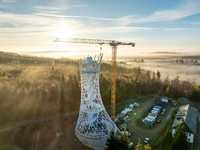 Liebherr-Kran errichtet Hexenbesen-Turm