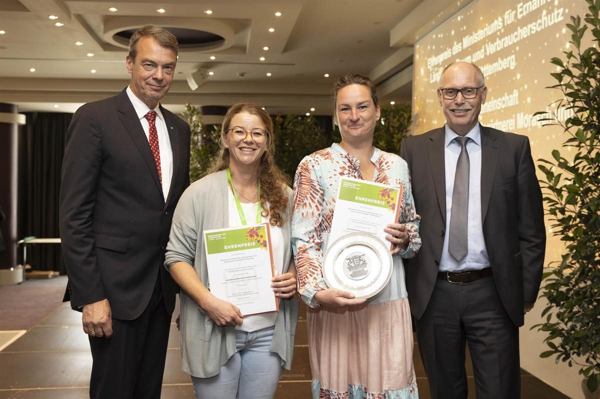 „Ehrenpreis“: Die Ausstellergemeinschaft Friedhof- und Landschaftsgärtnerei Morasch und Kuld Haus und Garten erhielt für ihren Garten „Aus Alt mach Neu“ den „Ehrenpreis“ des Ministeriums für Ernährung, Ländlichen Raum und Verbraucherschutz des Landes Baden-Württemberg: Lutze von Wurmb (links) mit Ministerialdirigent Dr. Konrad Rühl (rechts) sowie die Preisträgerinnen, Inhaberin Daniela Grünwald (2. v. rechts) und Verena Morasch. | Foto: Bernhard Kreutzer/BGL „Ehrenpreis“: Die Ausstellergemeinschaft Friedhof- und Landschaftsgärtnerei Morasch und Kuld Haus und Garten erhielt für ihren Garten „Aus Alt mach Neu“ den „Ehrenpreis“ des Ministeriums für Ernährung, Ländlichen Raum und Verbraucherschutz des Landes Baden-Württemberg: Lutze von Wurmb (links) mit Ministerialdirigent Dr. Konrad Rühl (rechts) sowie die Preisträgerinnen, Inhaberin Daniela Grünwald (2. v. rechts) und Verena Morasch. | Foto: Bernhard Kreutzer/BGL