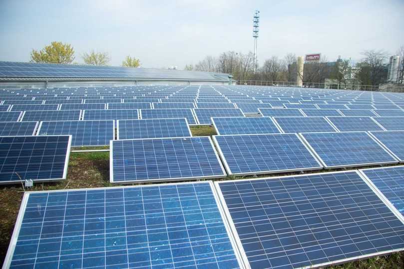 Bei der Übergabe 2004 war diese Photovoltaikanlage auf dem Dach des Kaditzer Regenüberlaufbeckens die größte in Dresden. Durchschnittlich werden hier rund 160.000 Kilowattstunden jährlich erzeugt. | Foto: Stadtentwässerung Dresden