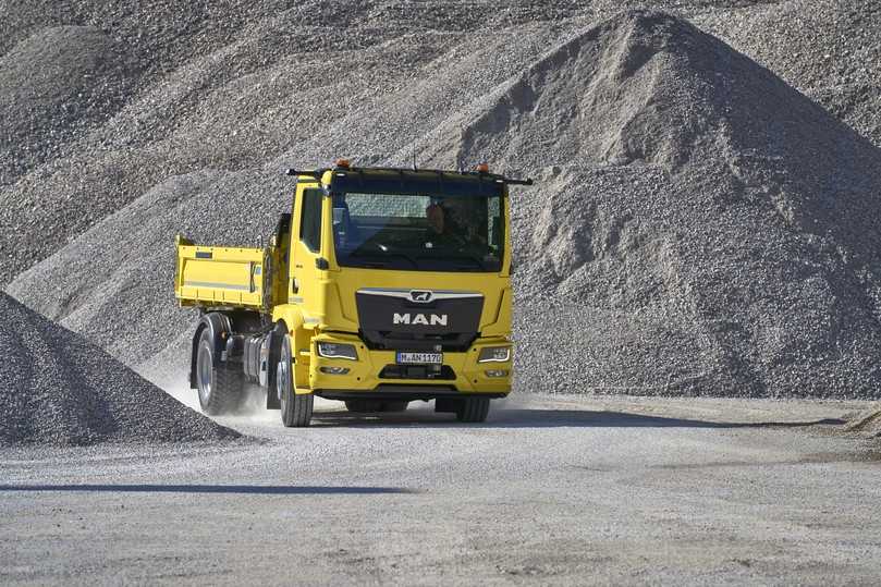 Fahrerassistenz- und Sicherheitssysteme wie Spiegelkamera und Abbiegehilfe auf der Beifahrerseite sind auch für mittelschweren TGM-Dreiseitenkipper zu haben. | Foto: MAN Truck & Bus Fahrerassistenz- und Sicherheitssysteme wie Spiegelkamera und Abbiegehilfe auf der Beifahrerseite sind auch für mittelschweren TGM-Dreiseitenkipper zu haben. | Foto: MAN Truck & Bus