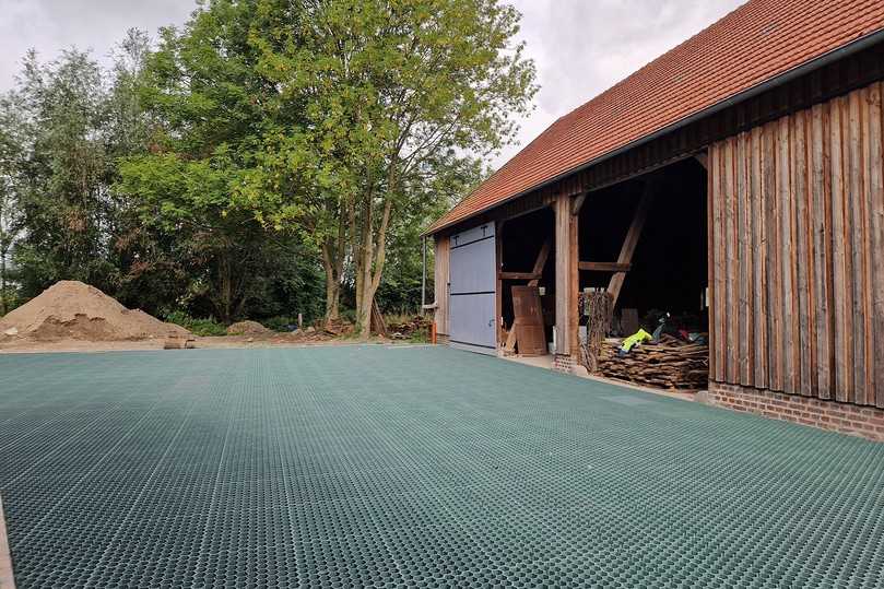 Ob für Hofflächen, PKW-Stellplätze, Feuerwehr- und Garagenzufahrten oder Parkanlagen – die befahrbaren Oberflächenbefestigungsplatten eignen sich für zahlreiche Anwendungen. | Foto: Funke Kunststoffe