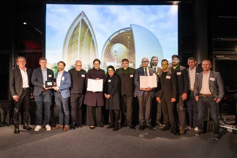 Die Gewinner des Deutschen Ingenieurbaupreis 2024: Tobias Wiesenkämper (2. v. l.); Falk Hoffmann-Berling (3. v. l.); Bundesministerin Klara Geywitz (5. v. l.) und Dr.-Ing. Heinrich Bökamp, Präsident der Bundesingenieurkammer (8. v. l.) | Foto: BMWSB/Christoph Petras Die Gewinner des Deutschen Ingenieurbaupreis 2024: Tobias Wiesenkämper (2. v. l.); Falk Hoffmann-Berling (3. v. l.); Bundesministerin Klara Geywitz (5. v. l.) und Dr.-Ing. Heinrich Bökamp, Präsident der Bundesingenieurkammer (8. v. l.) | Foto: BMWSB/Christoph Petras