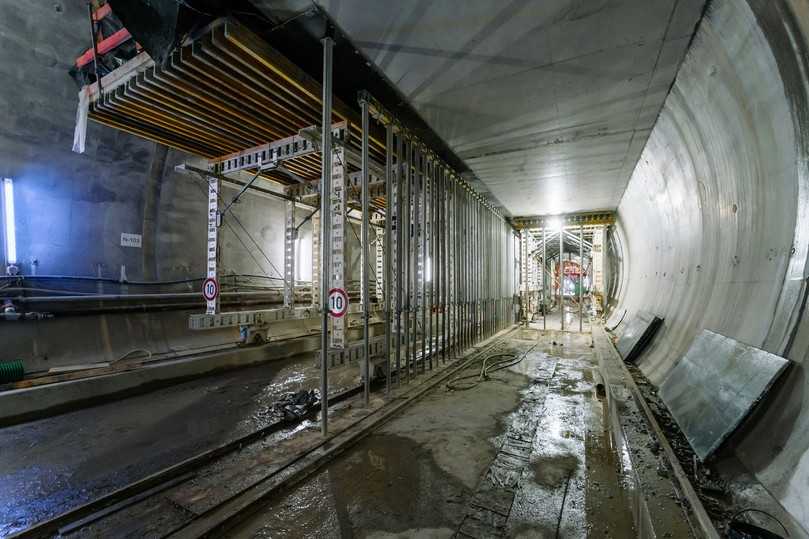 Die Schalwagen sind so konstruiert, dass Baustellenfahrzeuge unter ihnen hindurchfahren können. | Foto: Noe Die Schalwagen sind so konstruiert, dass Baustellenfahrzeuge unter ihnen hindurchfahren können. | Foto: Noe